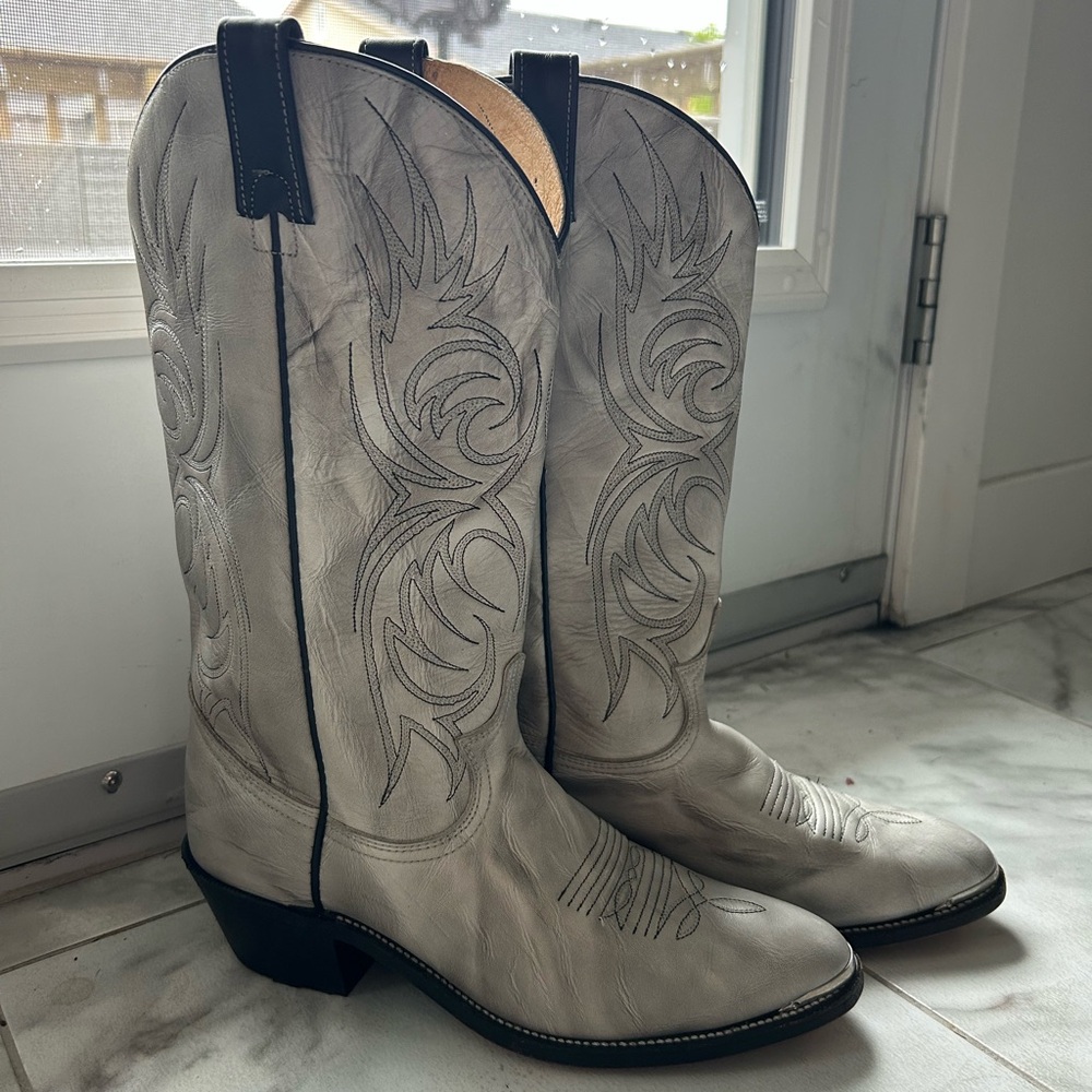 BOOTS | Women’s Brahma cowboy boots size 9 style 6359